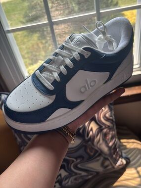 ALO Yoga Women’s White and Navy Low-Top Sneaker
